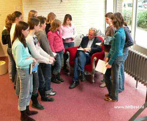  Rob Ruggenberg signeert de gewonnen boeken